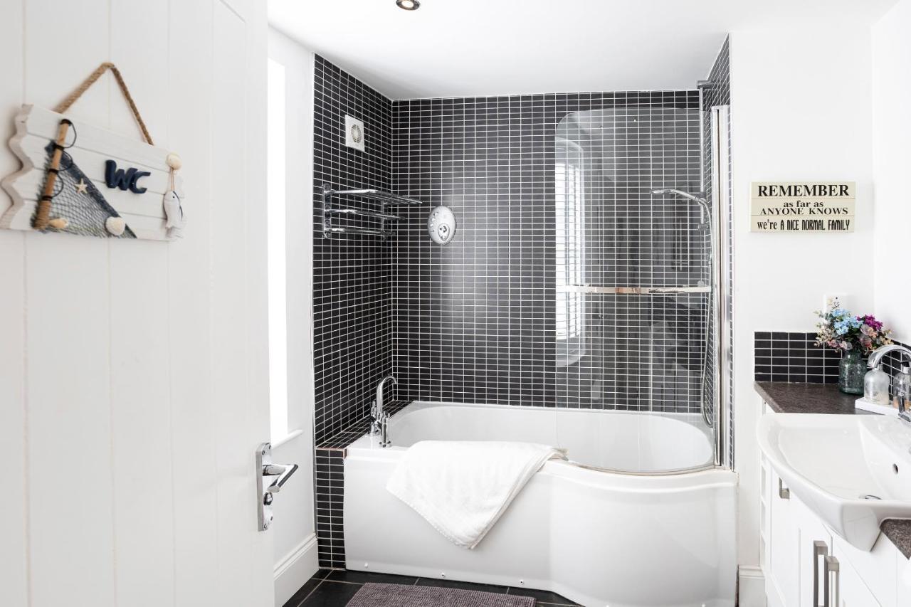 Finest Retreats - Lighthouse Cottage Rampside Kültér fotó